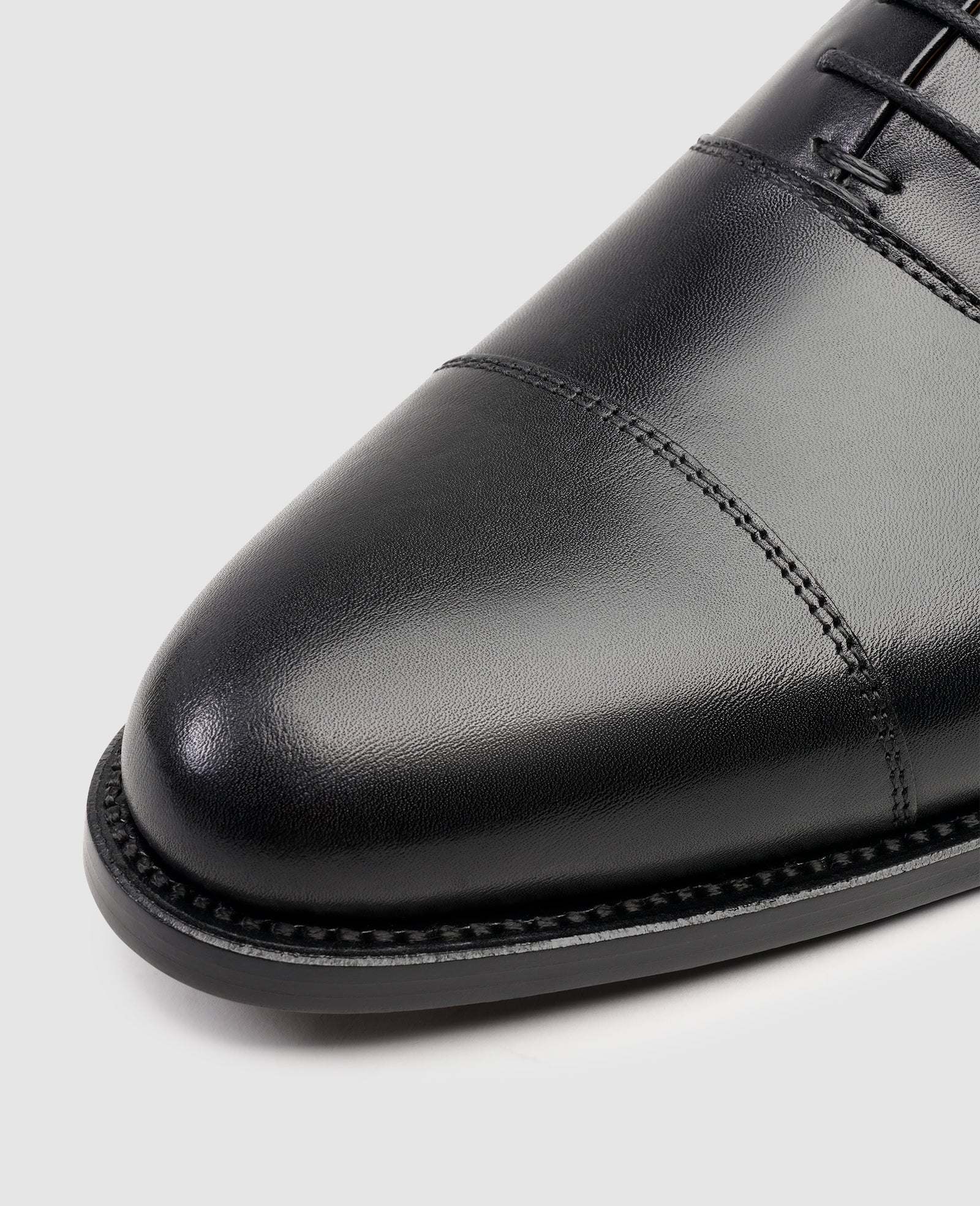 9.5 Hunter Black Calf Leather Plain Toe Oxford Tassel Tipped Laces Trench Oxford - Black Chromexcel, Dainite Sole - Made in USA  main image 2